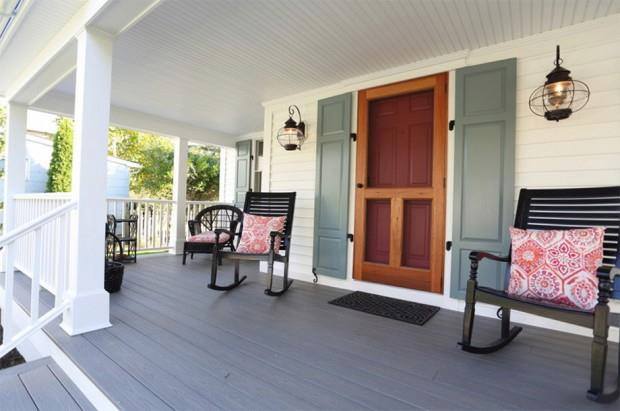 บ้านคอทเทจริมทะเล โทนสีขาวสดใส ตกแต่งบรรยากาศคลาสสิคแสนอบอุ่น