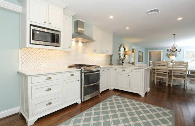 บ้านคอทเทจริมทะเล โทนสีขาวสดใส ตกแต่งบรรยากาศคลาสสิคแสนอบอุ่น