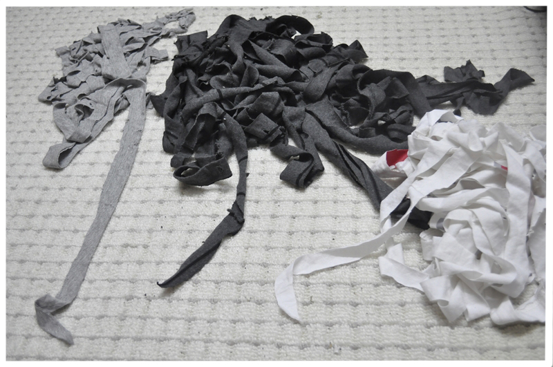 DIY “เสื้อผ้าเก่า” ให้เป็น “ที่นอน” อันแสนอบอุ่นสำหรับเจ้าเหมียว