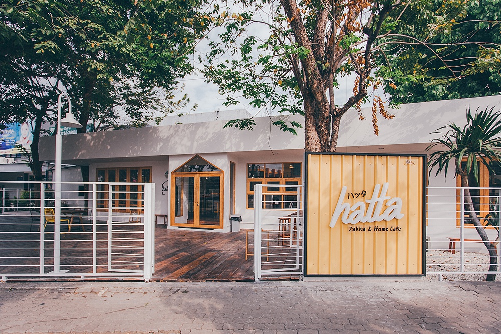 Hatta Zakka  Home Cafe คาเฟ่สีขาวสไตล์ Zakka ในบรรยากาศอบอุ่น บนถนนพระราม 2