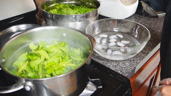 วิธีเก็บ “ใบกะเพรา” และ “โหระพา” แช่แข็งไว้ทานข้ามปี สำหรับคนที่อยู่ต่างประเทศ