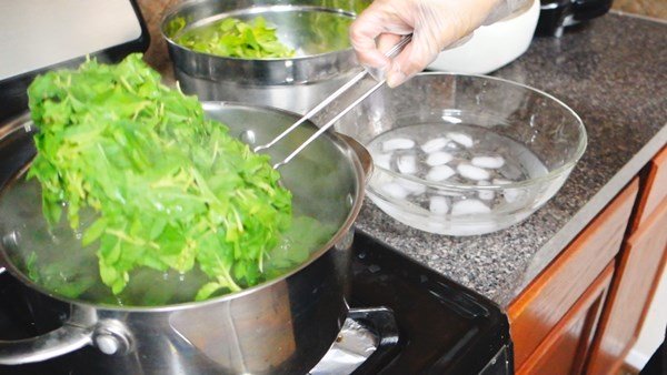 วิธีเก็บ “ใบกะเพรา” และ “โหระพา” แช่แข็งไว้ทานข้ามปี สำหรับคนที่อยู่ต่างประเทศ