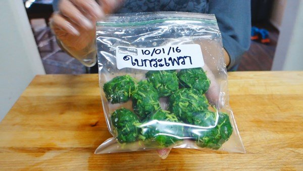 วิธีเก็บ “ใบกะเพรา” และ “โหระพา” แช่แข็งไว้ทานข้ามปี สำหรับคนที่อยู่ต่างประเทศ