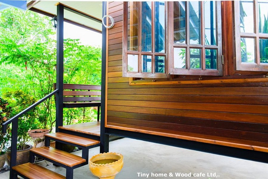 บ้านไม้น็อคดาวน์หลังเล็กในสวน บรรยากาศร่มรื่นเย็นสบาย เหมาะกับการพักผ่อนของวัยเกษียณ