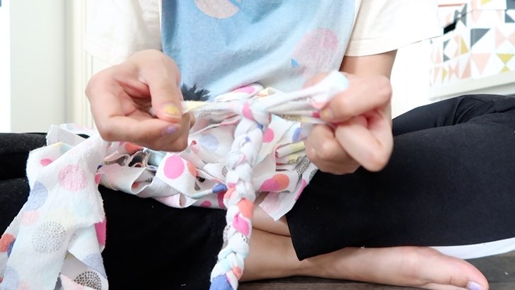 เปลี่ยนเสื้อผ้าเก่าเป็นพรมเช็ดเท้าด้วยวิธีง่ายๆ