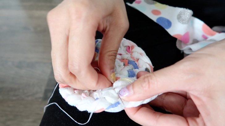 เปลี่ยนเสื้อผ้าเก่าเป็นพรมเช็ดเท้าด้วยวิธีง่ายๆ