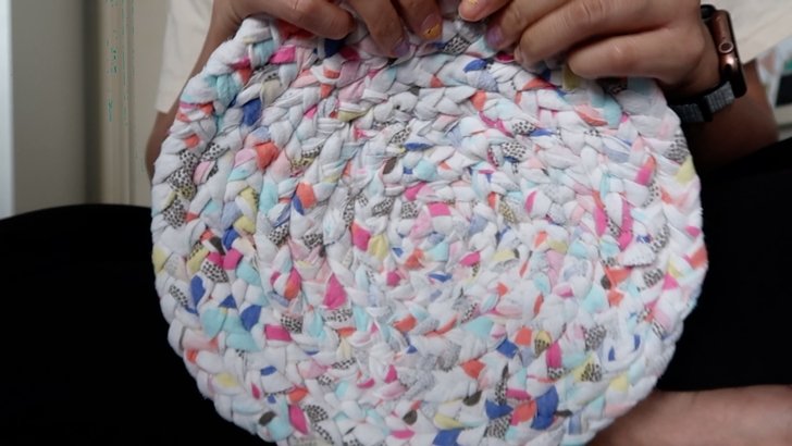 เปลี่ยนเสื้อผ้าเก่าเป็นพรมเช็ดเท้าด้วยวิธีง่ายๆ