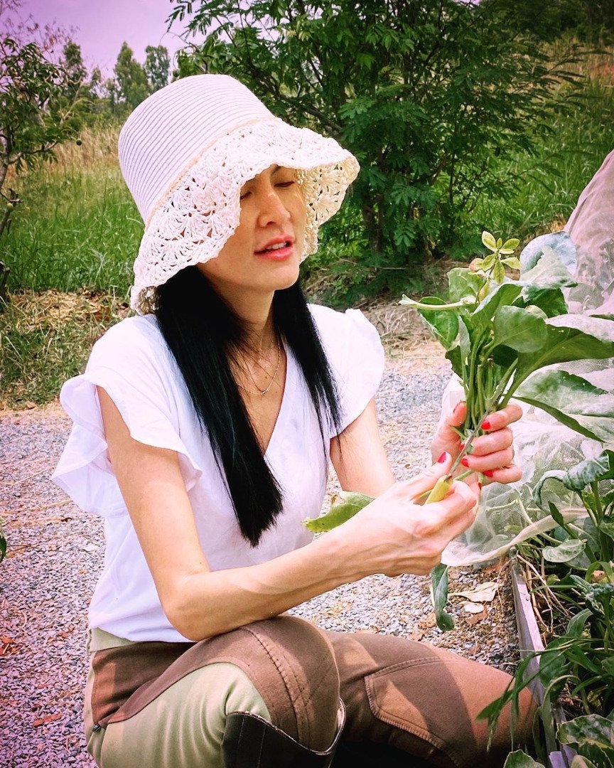 แม่ลุยเอง “ปิ่น เก็จมณี” ลงสวนเก็บผัก ทำอาหารเพื่อสุขภาพทานเอง