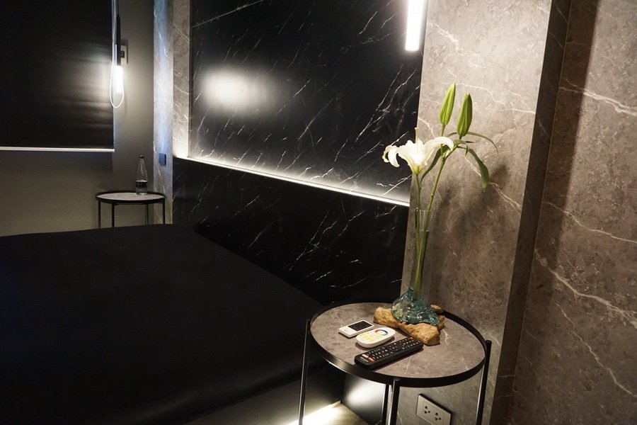 พาชม “รีโนเวทห้องนอนด้วยงบสามหมื่นกว่าบาท” จากห้องเรียบๆ เป็นห้องหรูหรามีสไตล์