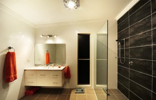 บ้านสวนสไตล์โมเดิร์น หลังคาเพิงทรงหมาแหงนเรียบง่าย พร้อมเฉลียงใต้ชายคาและบ่อปลาธรรมชาติ