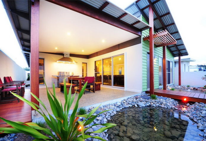 บ้านสวนสไตล์โมเดิร์น หลังคาเพิงทรงหมาแหงนเรียบง่าย พร้อมเฉลียงใต้ชายคาและบ่อปลาธรรมชาติ