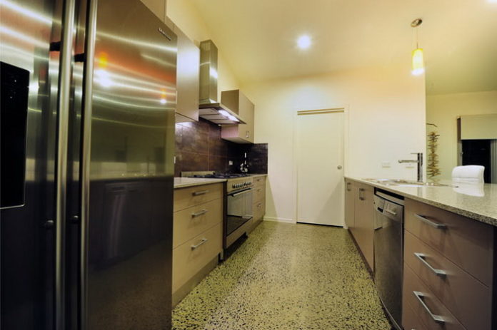 บ้านสวนสไตล์โมเดิร์น หลังคาเพิงทรงหมาแหงนเรียบง่าย พร้อมเฉลียงใต้ชายคาและบ่อปลาธรรมชาติ