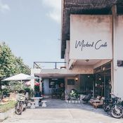 Motard Cafe เปลี่ยนบ้านพักให้กลายเป็นคาเฟ่สองสไตล์ ผสมผสานความต่างของพ่อลูก