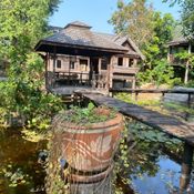 "ต่าย อรทัย" โพสต์ภาพเรือนไทยสวยสง่า มีสระบัวกลางบ้าน แอบจินตนาการให้เป็นร้านกาแฟ