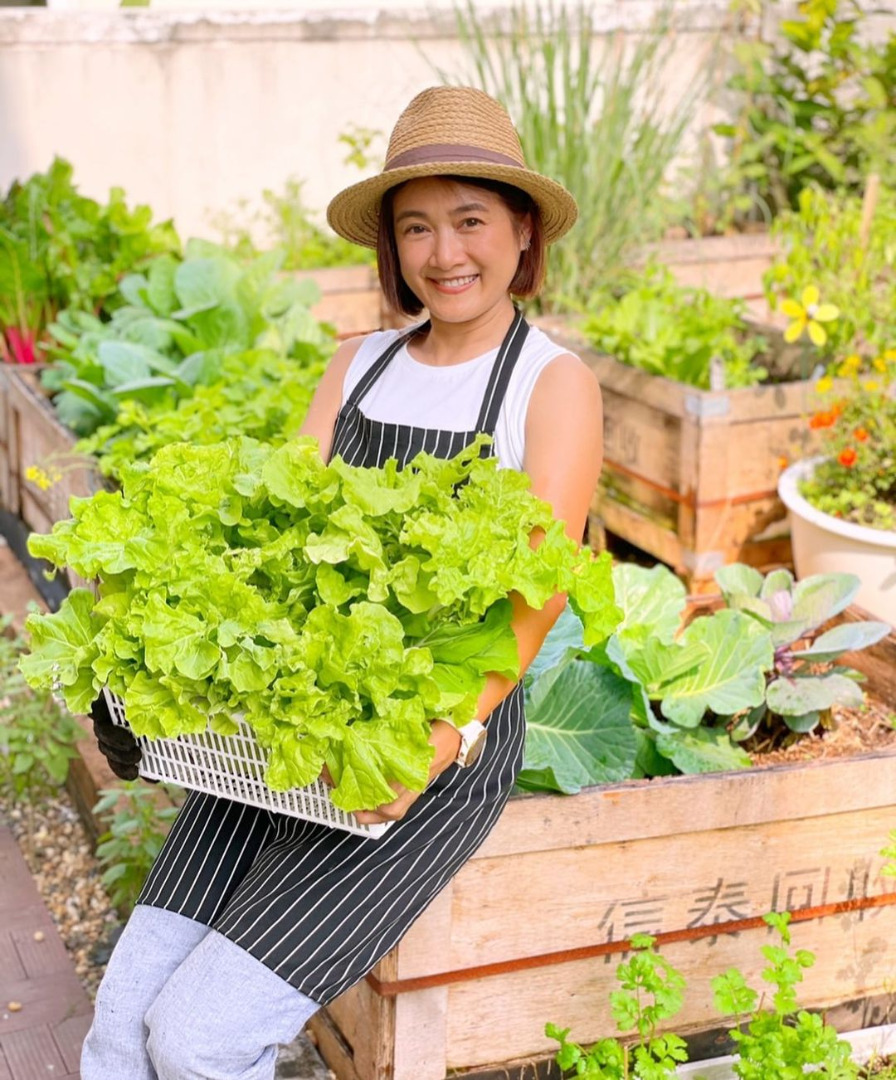 ชีวิตอีกมุมของ "กระเต็น วราภรณ์" ผู้ประกาศข่าว ที่สนใจเรื่องปลูกผัก ดองบ๊วย ทำกิมจิ