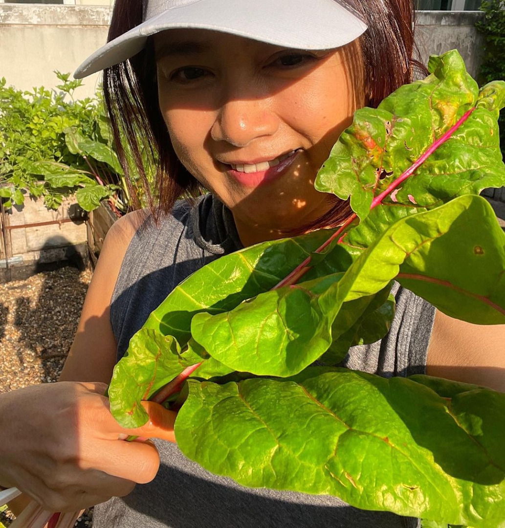 ชีวิตอีกมุมของ "กระเต็น วราภรณ์" ผู้ประกาศข่าว ที่สนใจเรื่องปลูกผัก ดองบ๊วย ทำกิมจิ