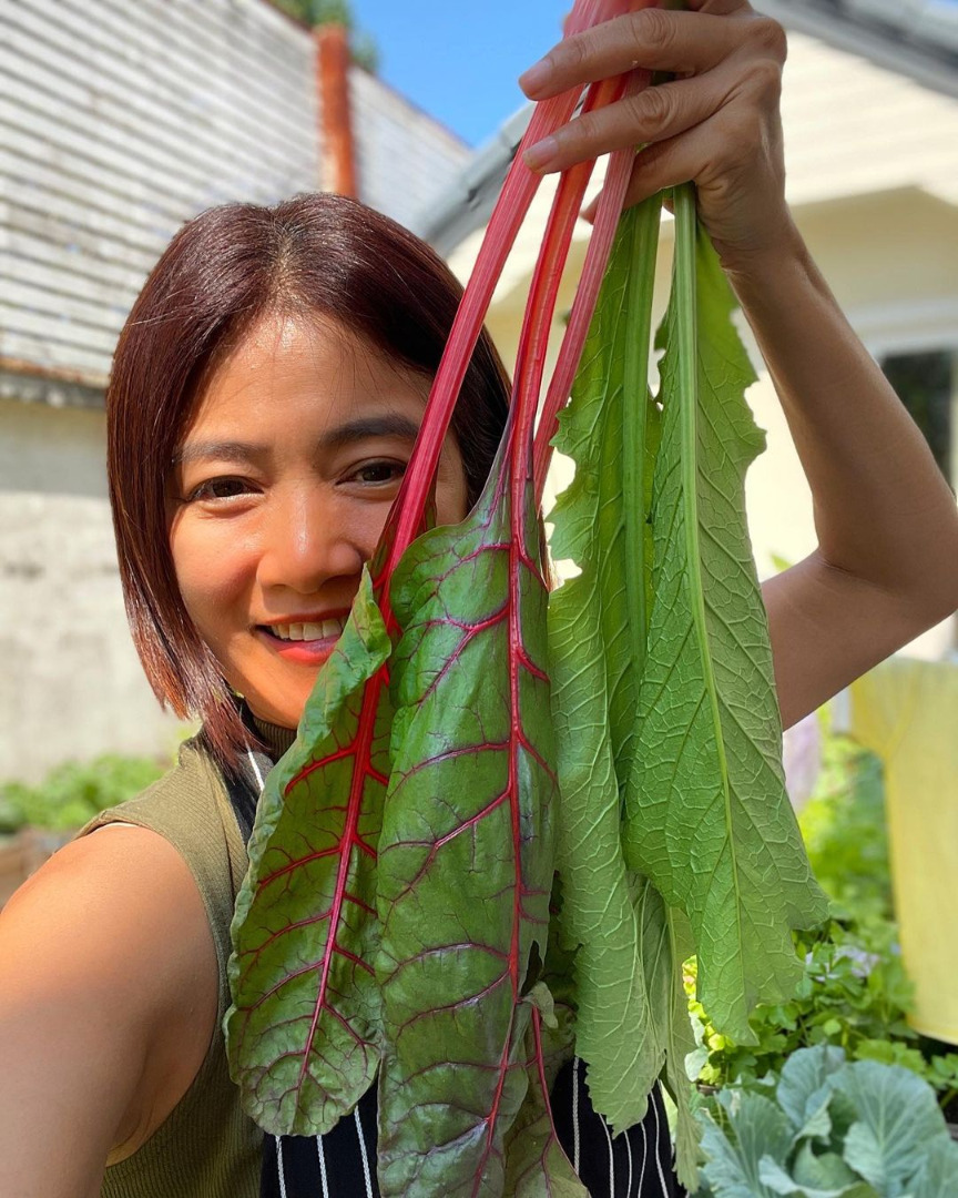 ชีวิตอีกมุมของ "กระเต็น วราภรณ์" ผู้ประกาศข่าว ที่สนใจเรื่องปลูกผัก ดองบ๊วย ทำกิมจิ