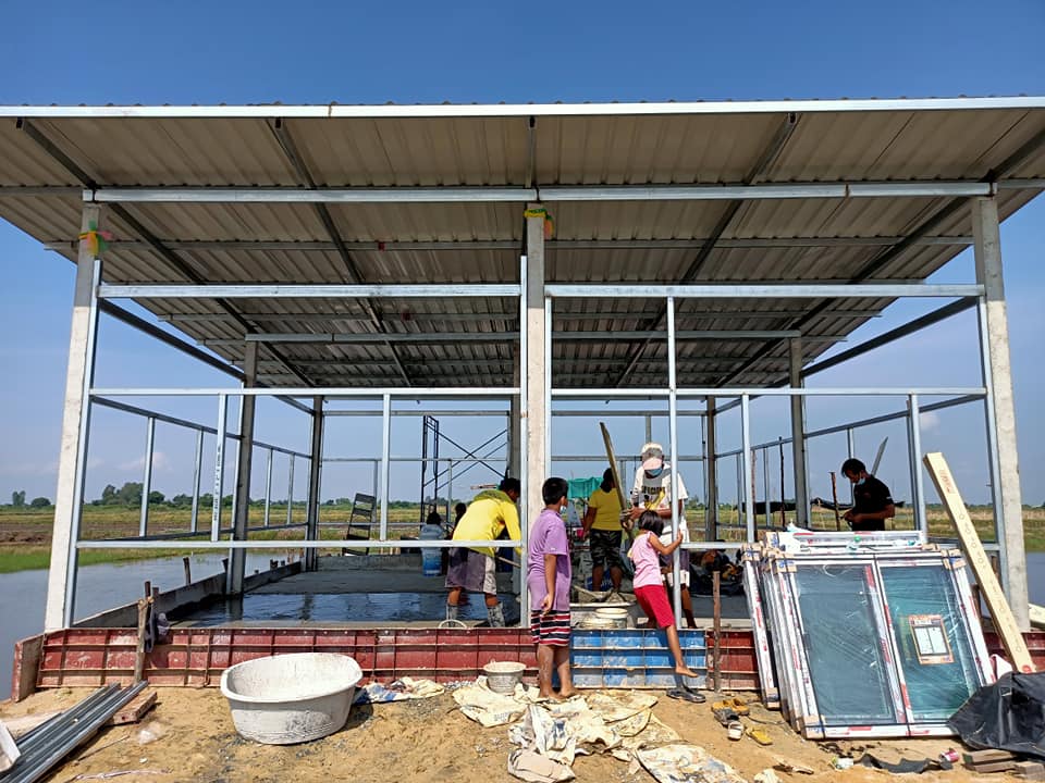 "เชษฐ์ สไมล์บัฟฟาโล" ร่วมใจเปลี่ยนกระต็อบกลางท้องนา เป็นบ้านใหม่ให้ยายสังเวียนและหลาน 13 คน