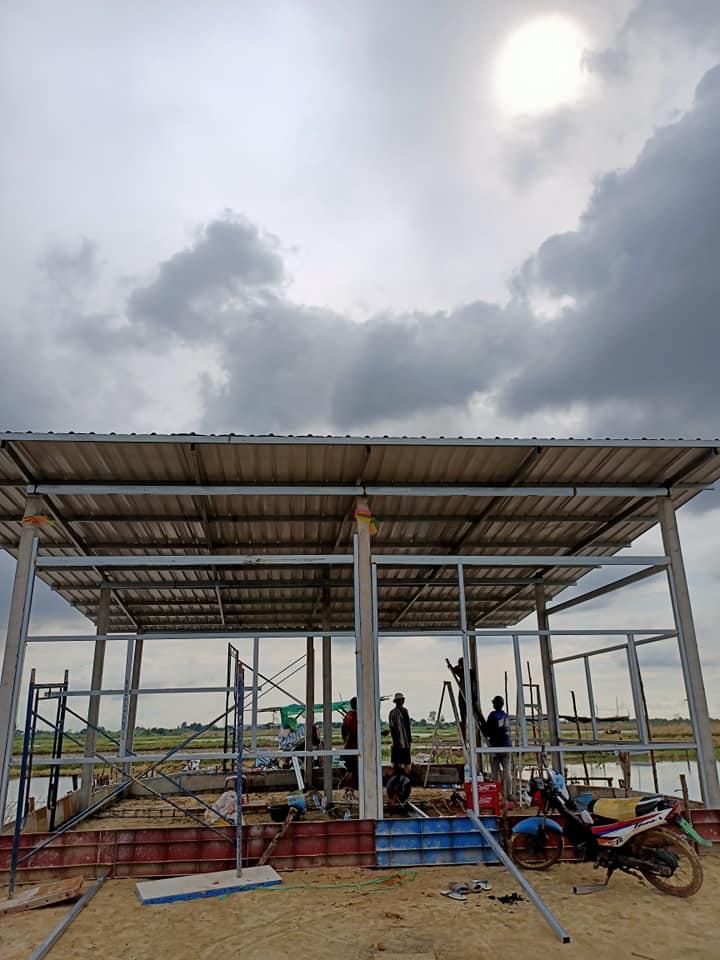 "เชษฐ์ สไมล์บัฟฟาโล" ร่วมใจเปลี่ยนกระต็อบกลางท้องนา เป็นบ้านใหม่ให้ยายสังเวียนและหลาน 13 คน