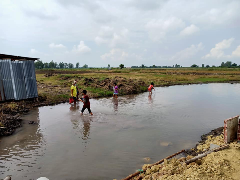 "เชษฐ์ สไมล์บัฟฟาโล" ร่วมใจเปลี่ยนกระต็อบกลางท้องนา เป็นบ้านใหม่ให้ยายสังเวียนและหลาน 13 คน