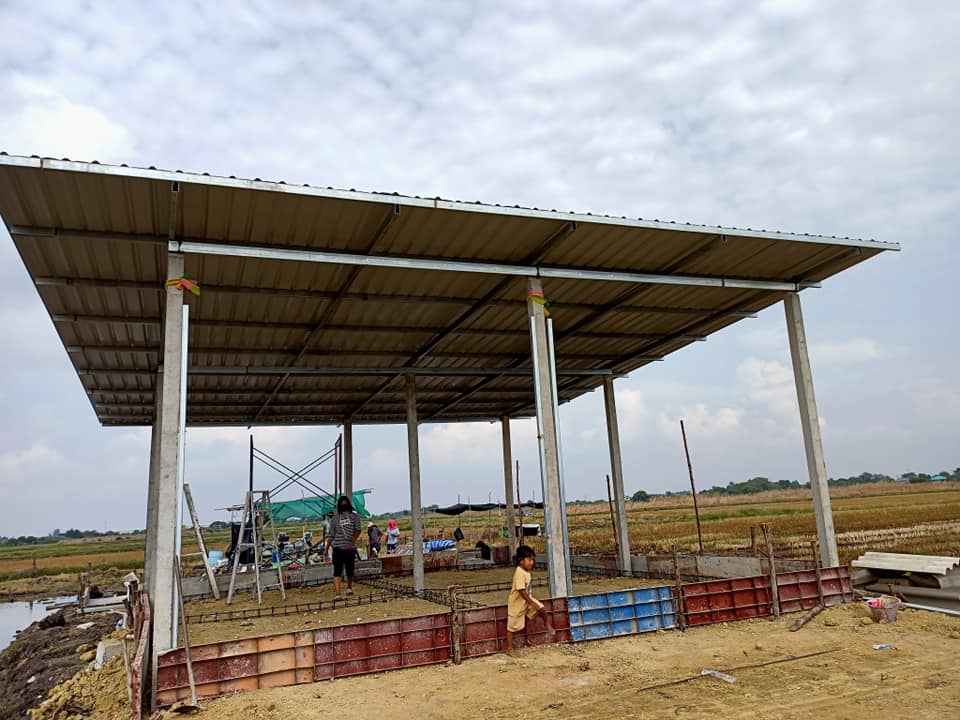 "เชษฐ์ สไมล์บัฟฟาโล" ร่วมใจเปลี่ยนกระต็อบกลางท้องนา เป็นบ้านใหม่ให้ยายสังเวียนและหลาน 13 คน