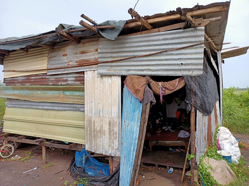 "เชษฐ์ สไมล์บัฟฟาโล" ร่วมใจเปลี่ยนกระต็อบกลางท้องนา เป็นบ้านใหม่ให้ยายสังเวียนและหลาน 13 คน