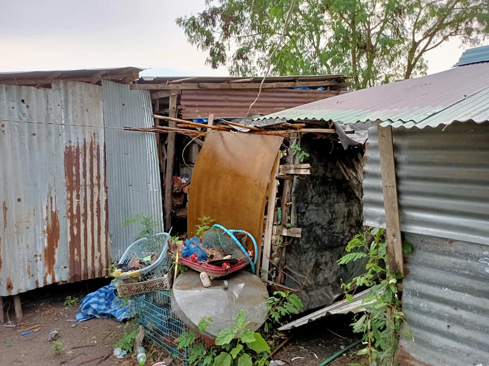 "เชษฐ์ สไมล์บัฟฟาโล" ร่วมใจเปลี่ยนกระต็อบกลางท้องนา เป็นบ้านใหม่ให้ยายสังเวียนและหลาน 13 คน