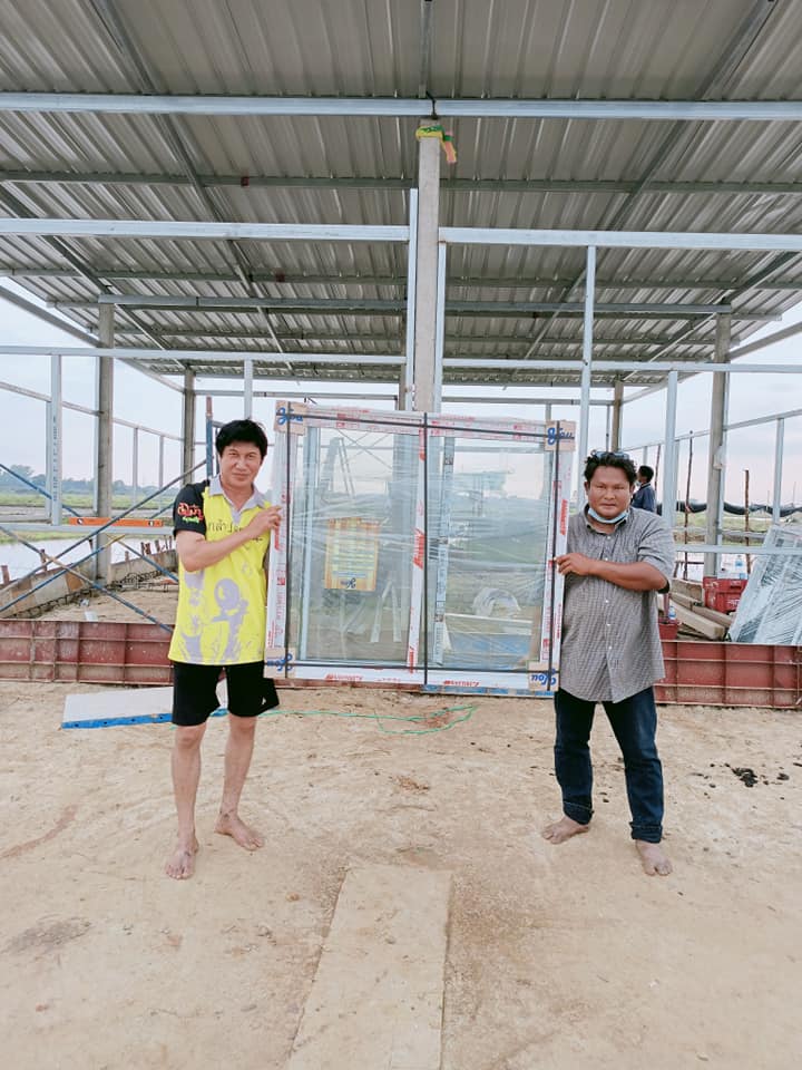 "เชษฐ์ สไมล์บัฟฟาโล" ร่วมใจเปลี่ยนกระต็อบกลางท้องนา เป็นบ้านใหม่ให้ยายสังเวียนและหลาน 13 คน