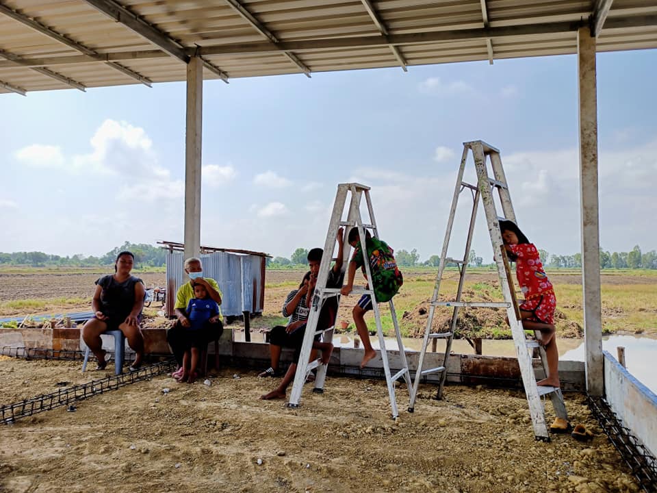 "เชษฐ์ สไมล์บัฟฟาโล" ร่วมใจเปลี่ยนกระต็อบกลางท้องนา เป็นบ้านใหม่ให้ยายสังเวียนและหลาน 13 คน