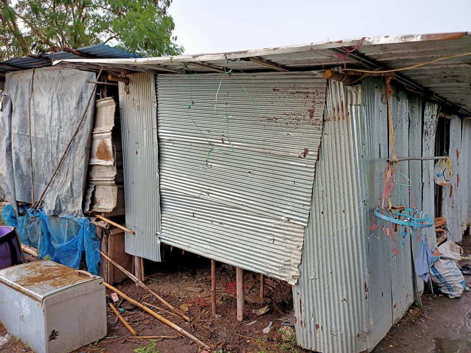 "เชษฐ์ สไมล์บัฟฟาโล" ร่วมใจเปลี่ยนกระต็อบกลางท้องนา เป็นบ้านใหม่ให้ยายสังเวียนและหลาน 13 คน