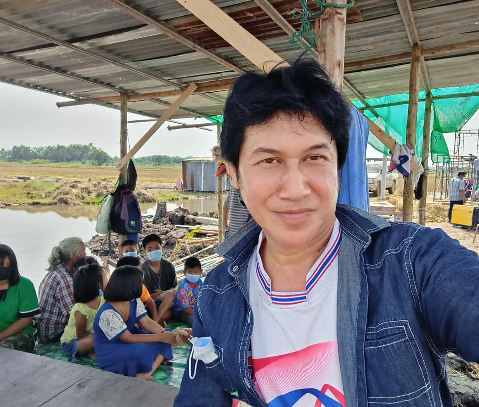 "เชษฐ์ สไมล์บัฟฟาโล" ร่วมใจเปลี่ยนกระต็อบกลางท้องนา เป็นบ้านใหม่ให้ยายสังเวียนและหลาน 13 คน