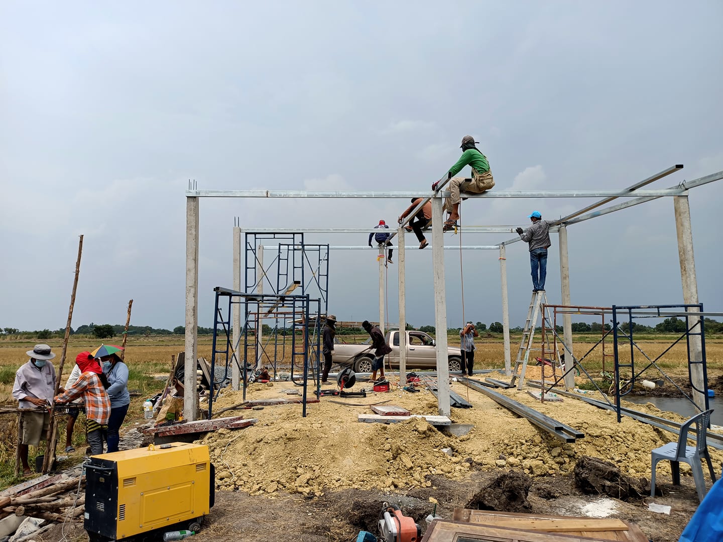 "เชษฐ์ สไมล์บัฟฟาโล" ร่วมใจเปลี่ยนกระต็อบกลางท้องนา เป็นบ้านใหม่ให้ยายสังเวียนและหลาน 13 คน