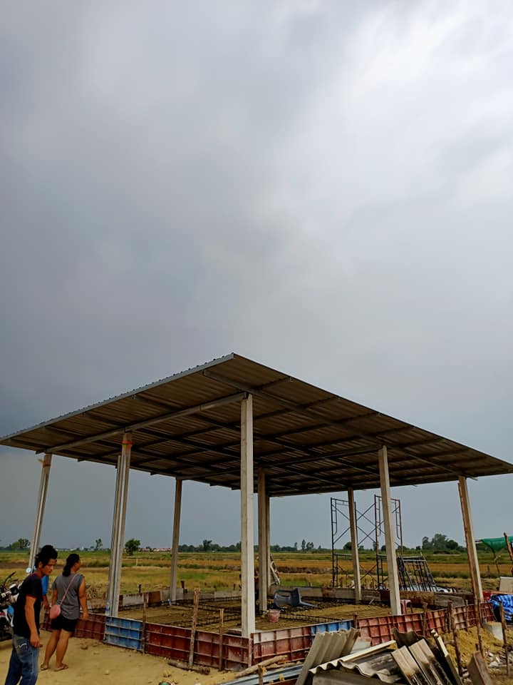 "เชษฐ์ สไมล์บัฟฟาโล" ร่วมใจเปลี่ยนกระต็อบกลางท้องนา เป็นบ้านใหม่ให้ยายสังเวียนและหลาน 13 คน