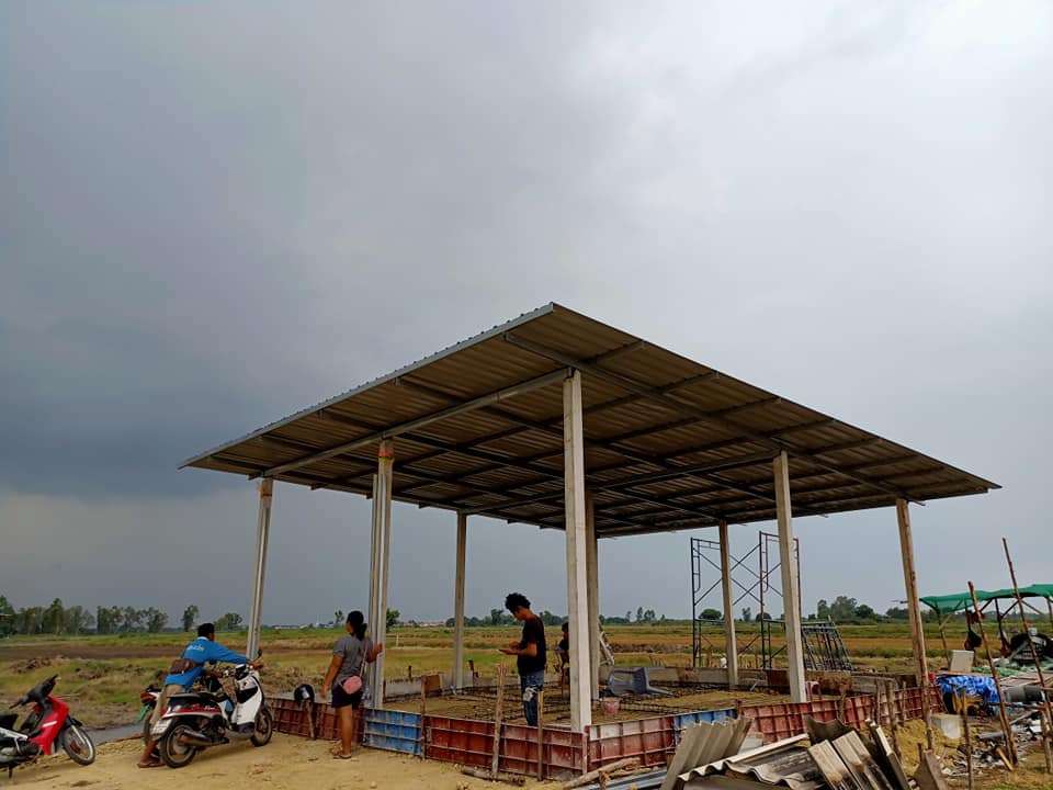 "เชษฐ์ สไมล์บัฟฟาโล" ร่วมใจเปลี่ยนกระต็อบกลางท้องนา เป็นบ้านใหม่ให้ยายสังเวียนและหลาน 13 คน