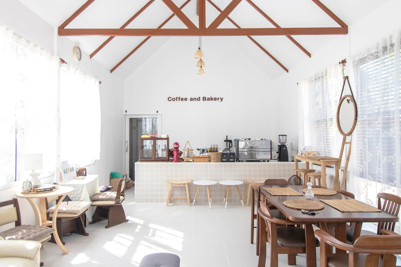 PLOY’s Coffee and bakery ร้านกาแฟมินิมอลบรรยากาศสบาย ๆ ภายในตกแต่งด้วยงานแบบวินเทจ