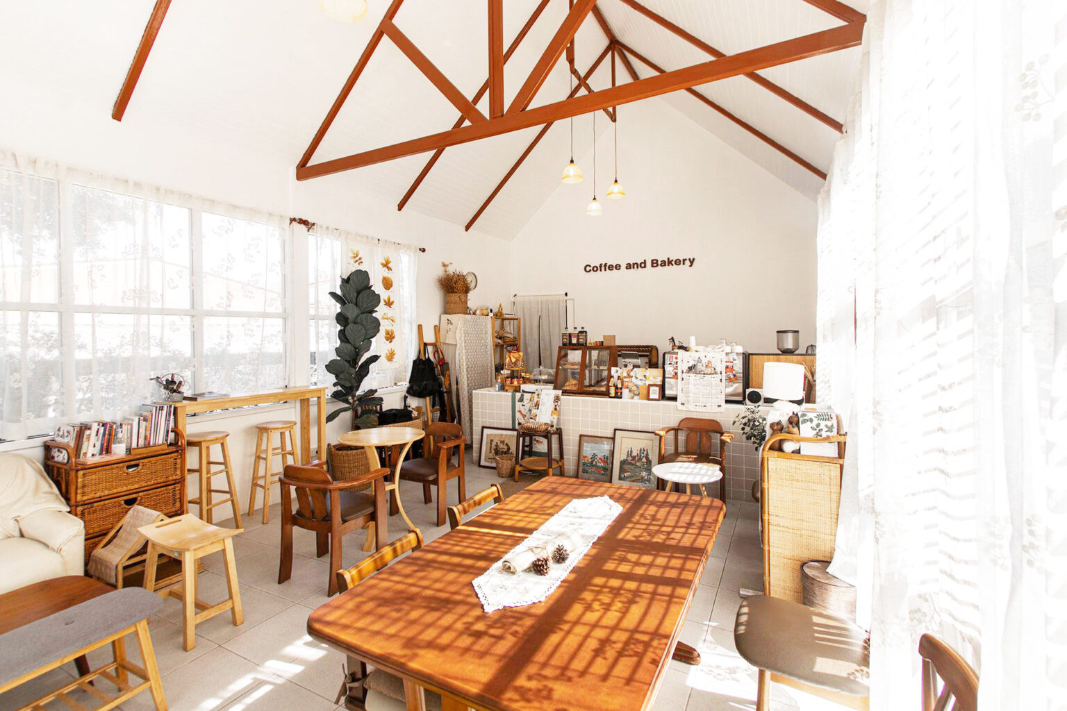 PLOY’s Coffee and bakery ร้านกาแฟมินิมอลบรรยากาศสบาย ๆ ภายในตกแต่งด้วยงานแบบวินเทจ