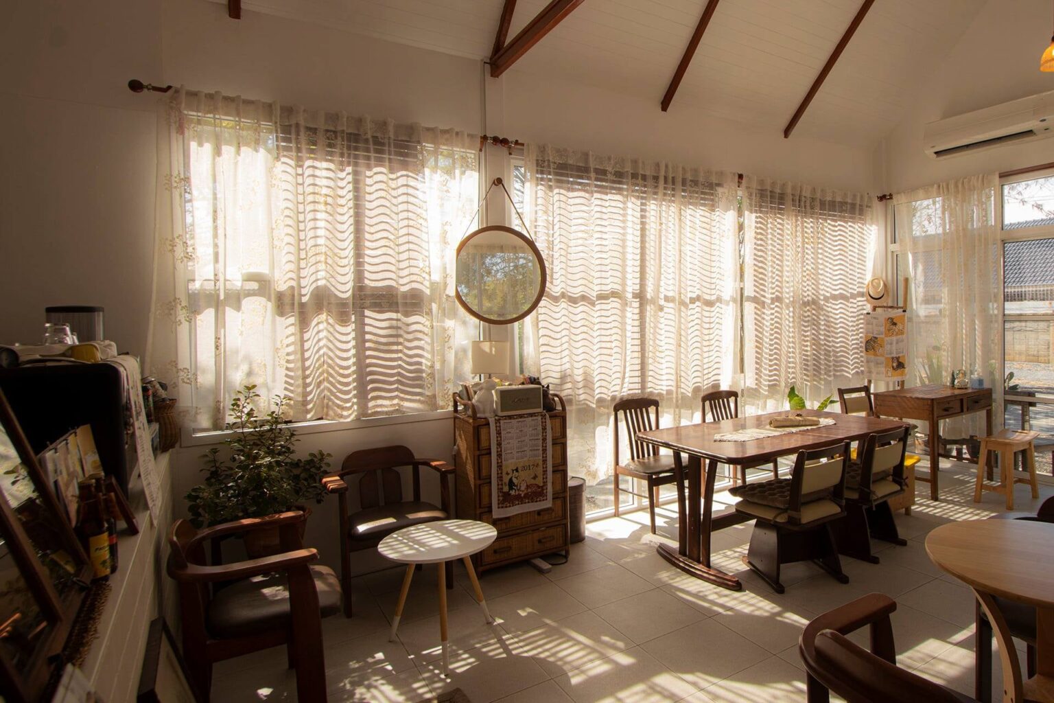 PLOY’s Coffee and bakery ร้านกาแฟมินิมอลบรรยากาศสบาย ๆ ภายในตกแต่งด้วยงานแบบวินเทจ