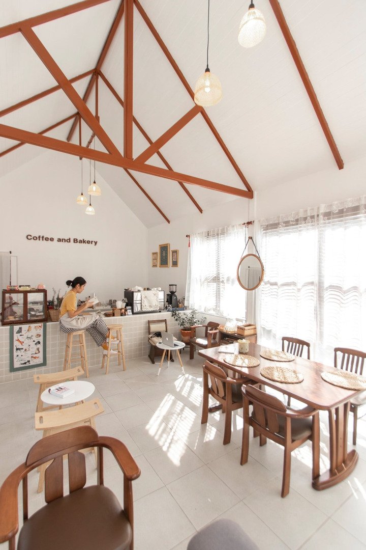 PLOY’s Coffee and bakery ร้านกาแฟมินิมอลบรรยากาศสบาย ๆ ภายในตกแต่งด้วยงานแบบวินเทจ