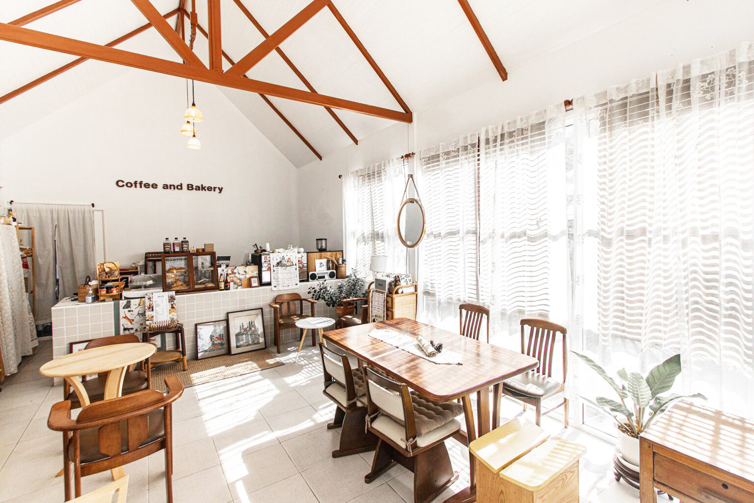 PLOY’s Coffee and bakery ร้านกาแฟมินิมอลบรรยากาศสบาย ๆ ภายในตกแต่งด้วยงานแบบวินเทจ
