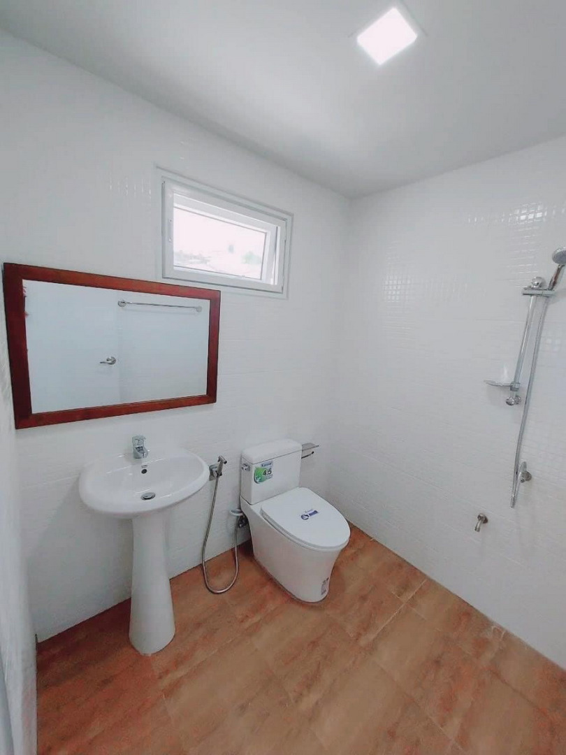 รีโนเวทบ้านใหม่สไตล์คอนเทมโพรารี สวยงามสะอาดตาในโทนสีขาว 2 ห้องนอน 2 ห้องน้ำ