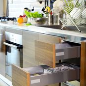 ไอเดียออกแบบห้องครัวมินิมอลในบ้านทาวน์โฮม 3 ชั้นครึ่ง เรียบง่ายและอบอุ่น