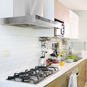 ไอเดียออกแบบห้องครัวมินิมอลในบ้านทาวน์โฮม 3 ชั้นครึ่ง เรียบง่ายและอบอุ่น