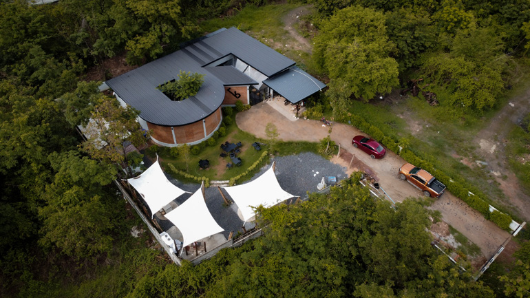 บ้านสไตล์ลอฟต์กลางป่าหลังนี้ของเราไม่เคยเหงา