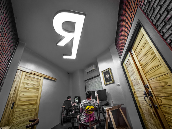 บ้านสไตล์ลอฟต์กลางป่าหลังนี้ของเราไม่เคยเหงา