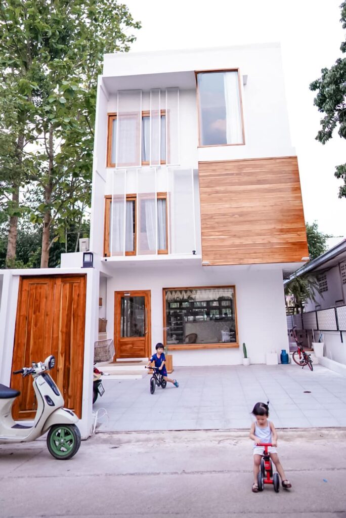 บ้านสามชั้นสไตล์มินิมอลพร้อมคาเฟ่ ชั้นล่างเป็นร้าน ชั้นบนเป็นบ้าน อบอุ่นด้วยงานไม้โทนสีคัสตาร์ด