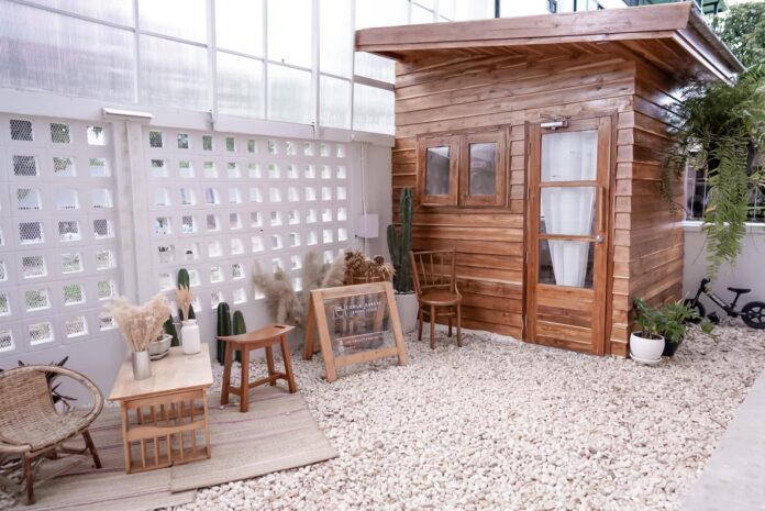 บ้านสามชั้นสไตล์มินิมอลพร้อมคาเฟ่ ชั้นล่างเป็นร้าน ชั้นบนเป็นบ้าน อบอุ่นด้วยงานไม้โทนสีคัสตาร์ด