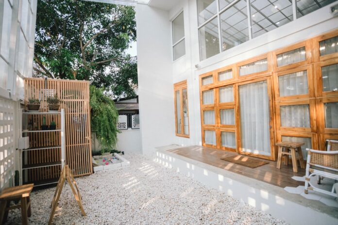 บ้านสามชั้นสไตล์มินิมอลพร้อมคาเฟ่ ชั้นล่างเป็นร้าน ชั้นบนเป็นบ้าน อบอุ่นด้วยงานไม้โทนสีคัสตาร์ด