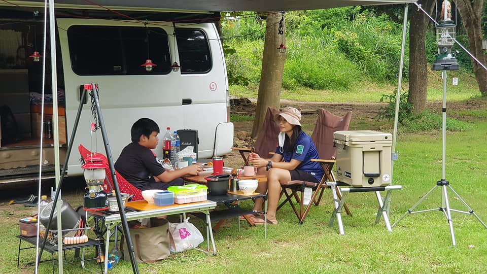 ใช้ชีวิตแคมป์ปิ้งสบายๆ ดัดแปลงรถตู้ใช้งานปิคนิคนอกบ้าน นอนฟังเสียงธรรมชาติ