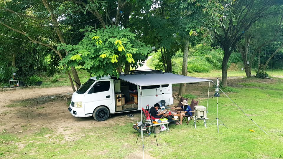 ใช้ชีวิตแคมป์ปิ้งสบายๆ ดัดแปลงรถตู้ใช้งานปิคนิคนอกบ้าน นอนฟังเสียงธรรมชาติ
