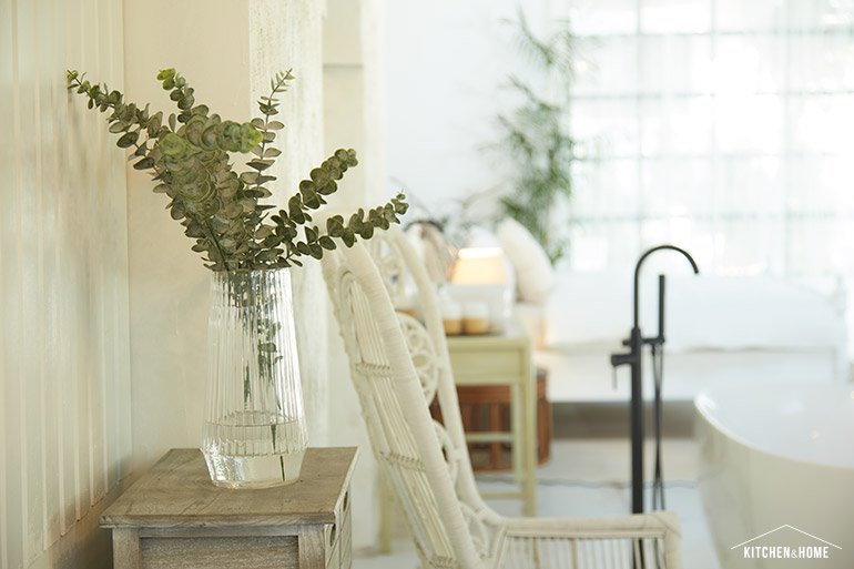 DNA Studio บ้านสีขาวในสวนสีเขียว